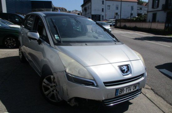 PEUGEOT 5008 1.6 HDI 5P